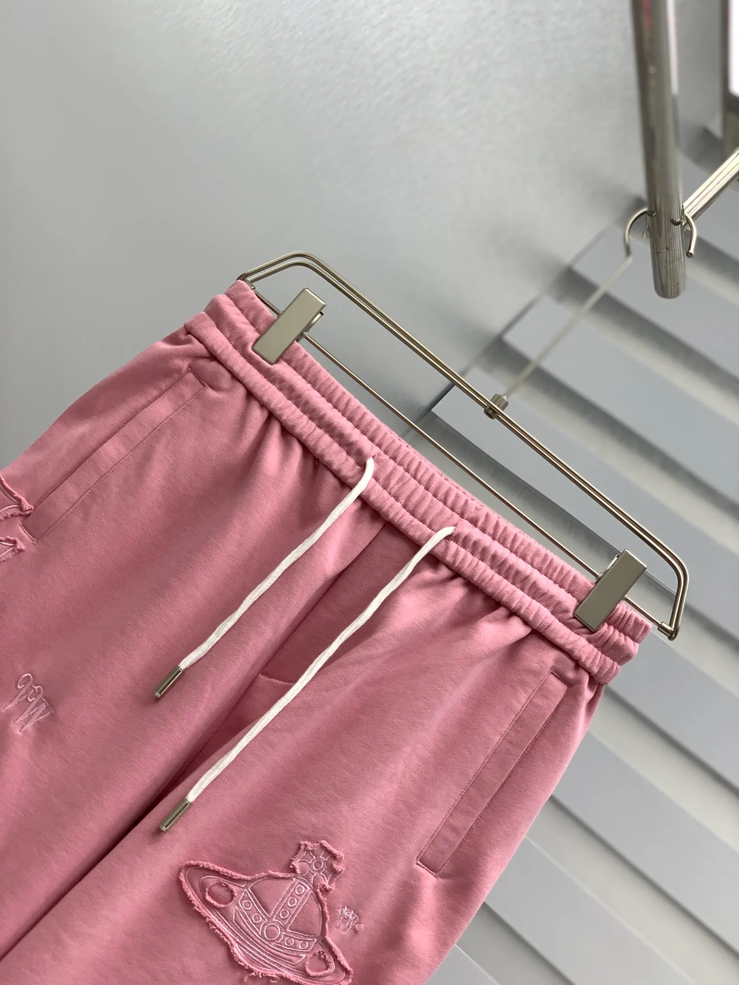 Queen Mother's 2026 summer New Arrival men's casual shorts, advanced custom Breathable fabric, Breathable elasticity and comfort, impeccable details, top accessories, original logo design concept, delicate and soft feel! The upper body fit is awesome! Size: M-XXXL Please state your height and weight when ordering